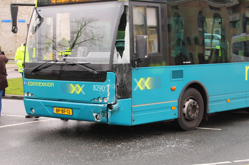 Stadsbus rijdt auto tegen lantaarnpaal