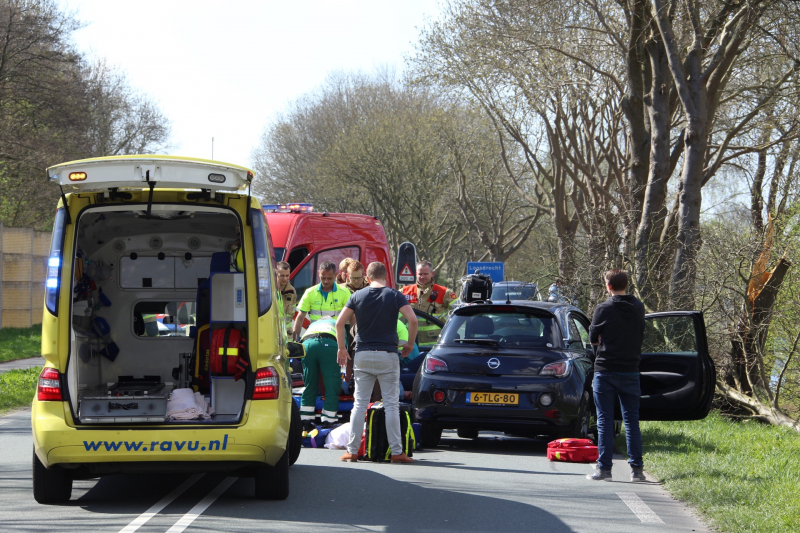 Auto frontaal tegen boom bestuurster zwaargewond