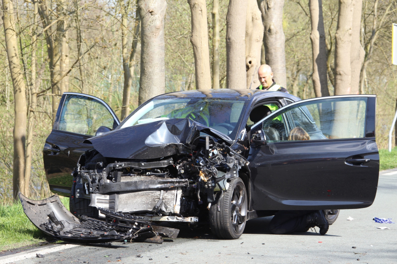 Auto frontaal tegen boom bestuurster zwaargewond