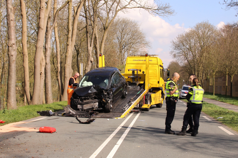 Auto frontaal tegen boom bestuurster zwaargewond