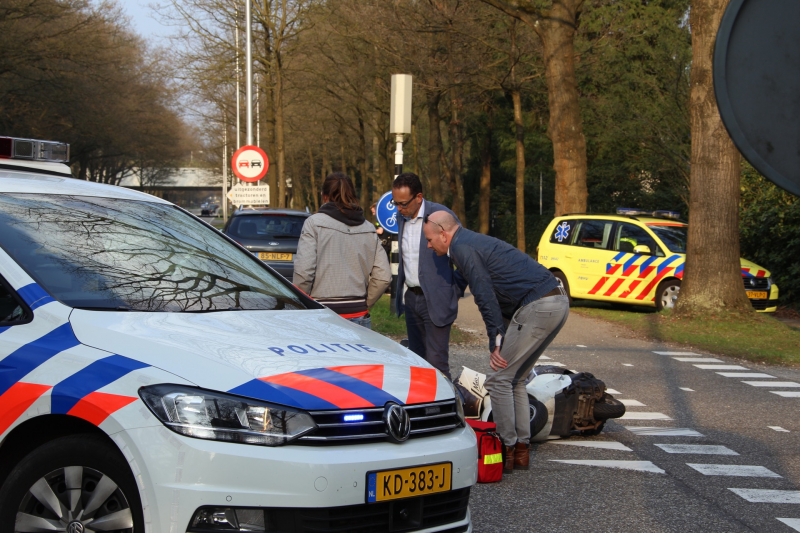 Overstekende bromfietster aangereden
