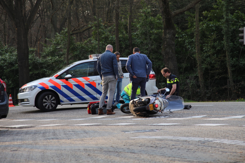 Overstekende bromfietster aangereden