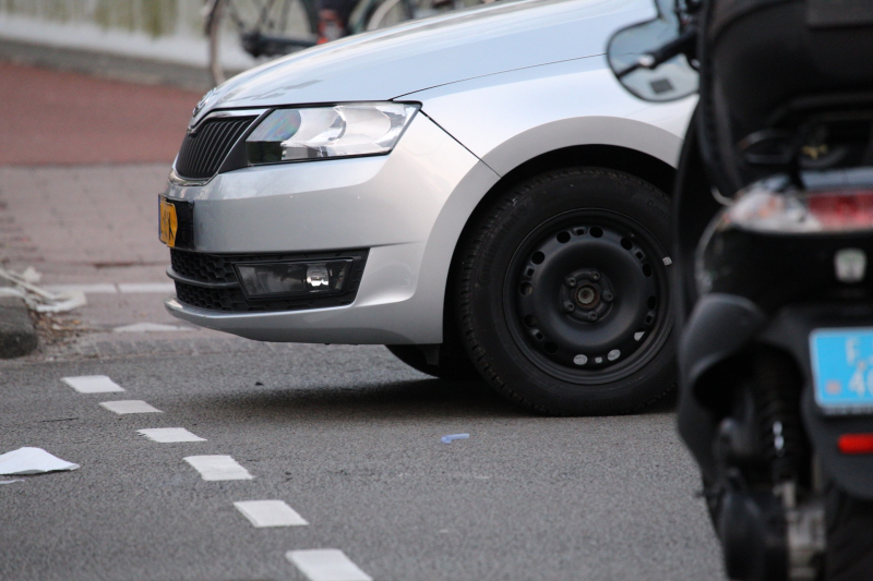 Overstekende scooterrijder aangereden door auto