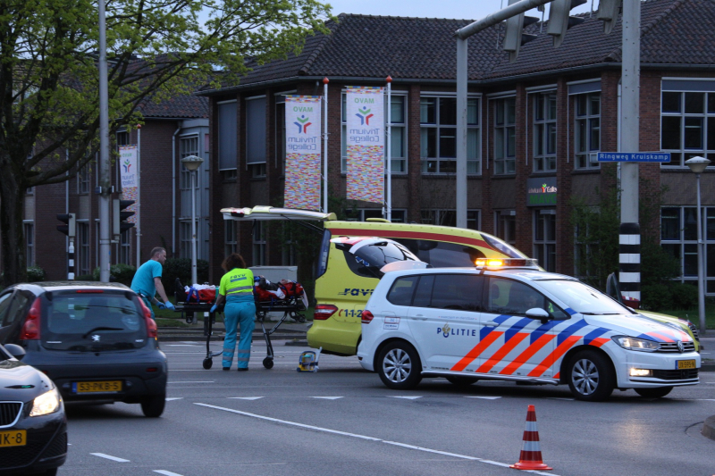 Overstekende scooterrijder aangereden door auto