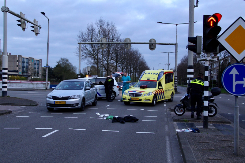 Overstekende scooterrijder aangereden door auto