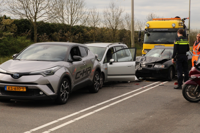 Forse schade bij kop-staartbotsing met 5 auto's