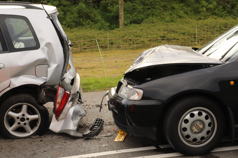 Forse schade bij kop-staartbotsing met 5 auto's