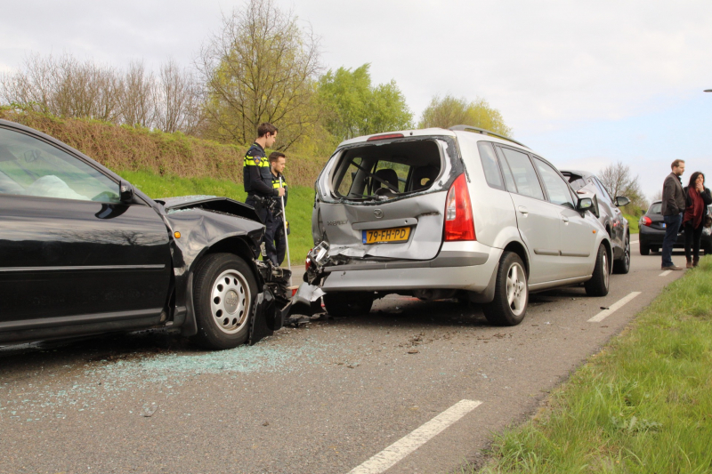 Forse schade bij kop-staartbotsing met 5 auto's