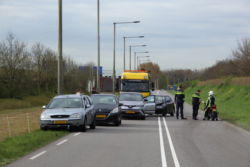 Forse schade bij kop-staartbotsing met 5 auto's