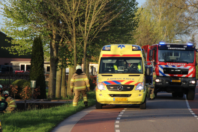 Motorrijder raakt zwaargewond na botsing tegen boom