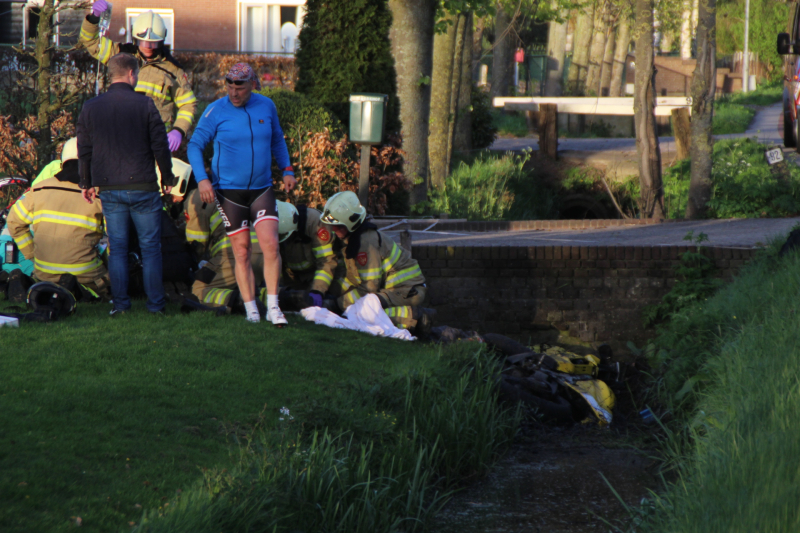 Motorrijder raakt zwaargewond na botsing tegen boom