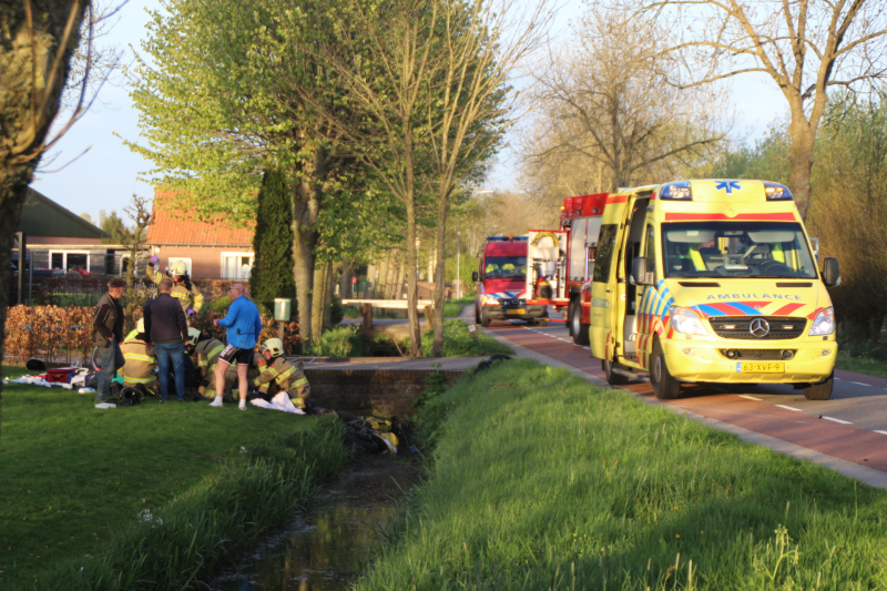Motorrijder raakt zwaargewond na botsing tegen boom