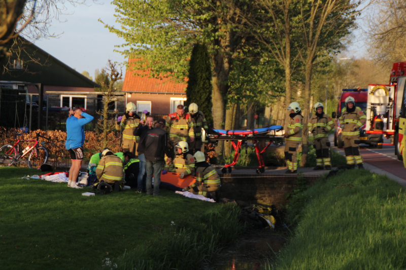 Motorrijder raakt zwaargewond na botsing tegen boom