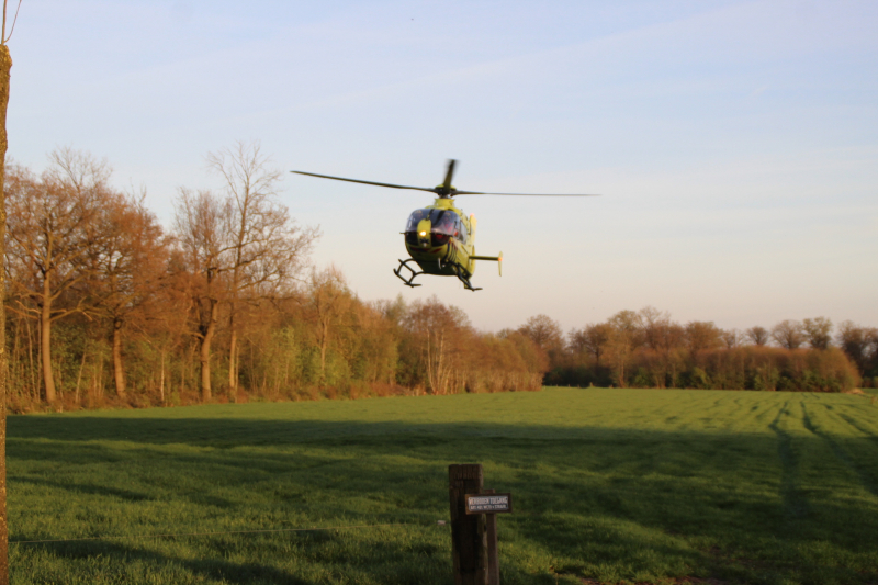 Motorrijder raakt zwaargewond na botsing tegen boom