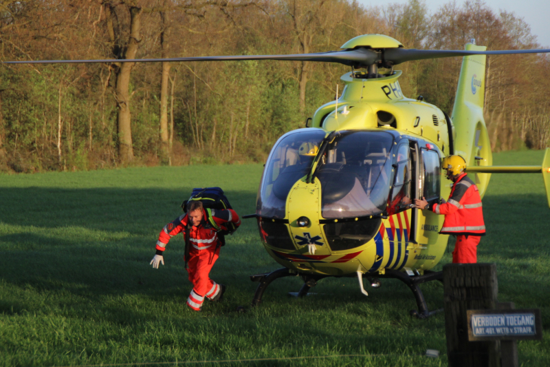 Motorrijder raakt zwaargewond na botsing tegen boom