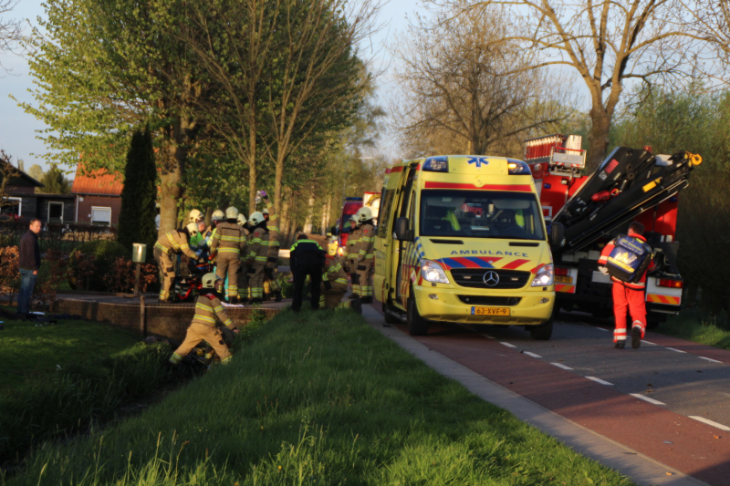 Motorrijder raakt zwaargewond na botsing tegen boom