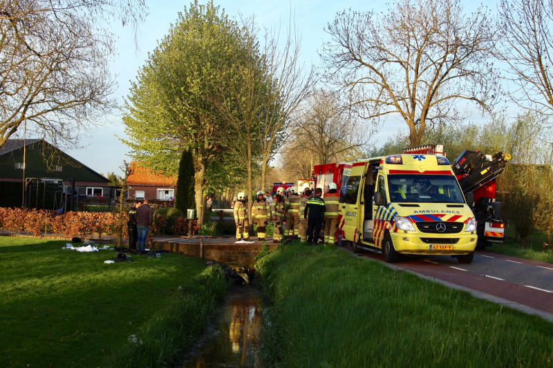 Motorrijder raakt zwaargewond na botsing tegen boom