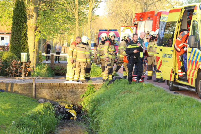 Motorrijder raakt zwaargewond na botsing tegen boom