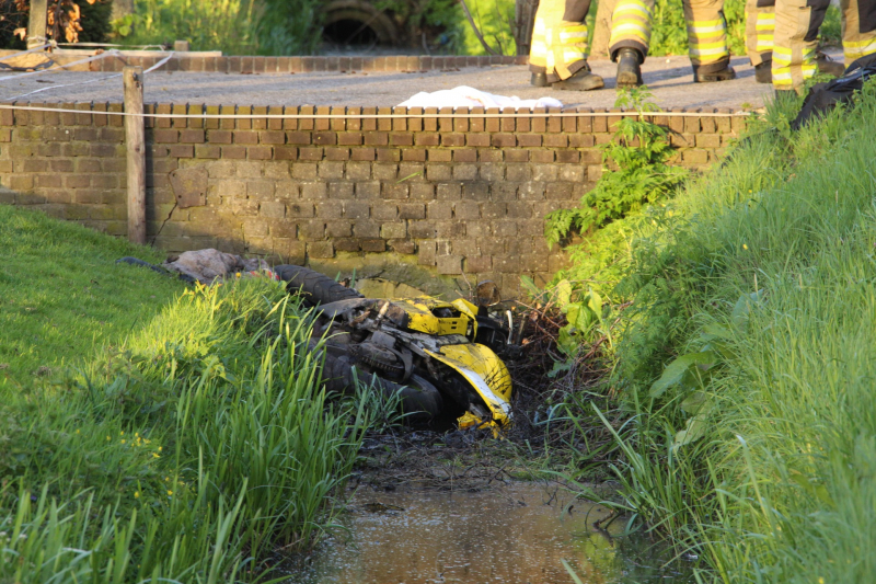 Motorrijder raakt zwaargewond na botsing tegen boom