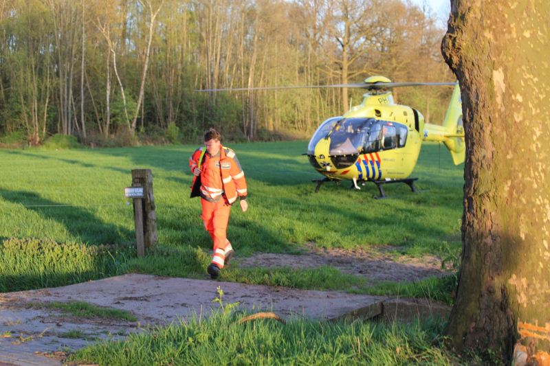 Motorrijder raakt zwaargewond na botsing tegen boom