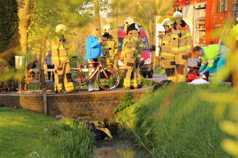 Motorrijder raakt zwaargewond na botsing tegen boom