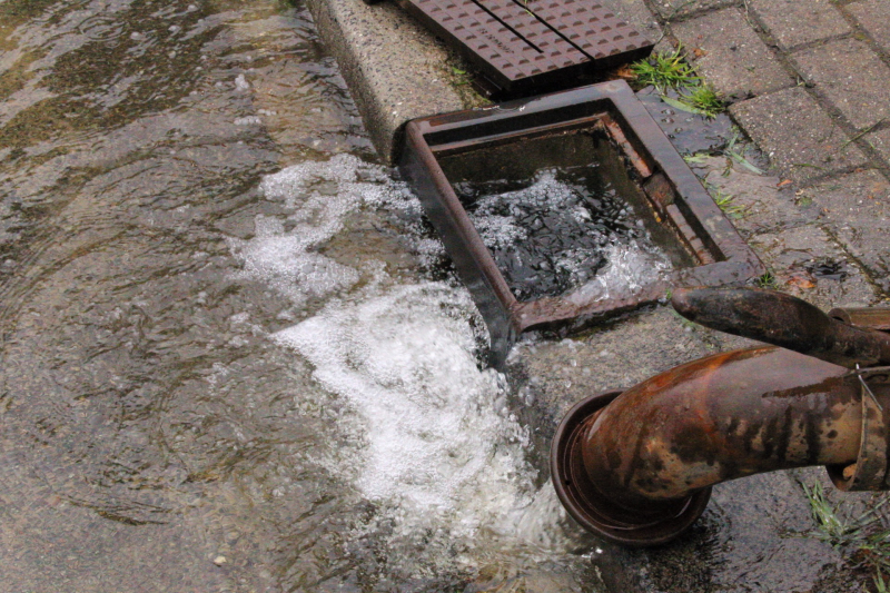Bronbemaling zet straat vol water bij kinderboerderij