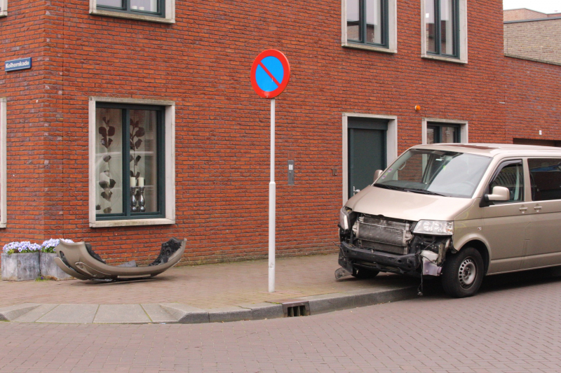 Schade na botsing tegen verkeerspaal