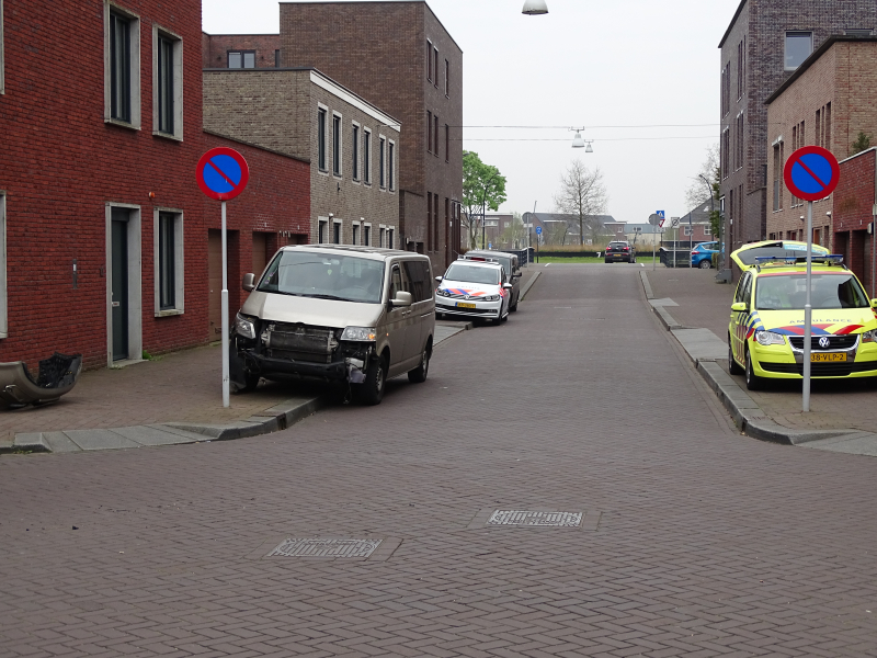 Schade na botsing tegen verkeerspaal
