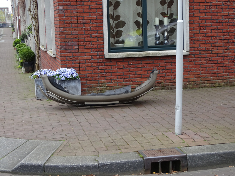 Schade na botsing tegen verkeerspaal