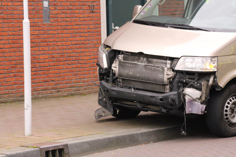 Schade na botsing tegen verkeerspaal