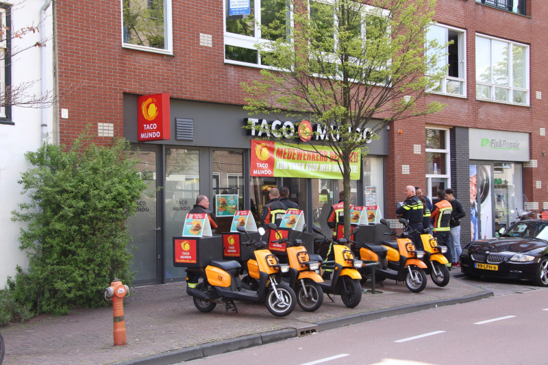 Scooters in afhaalrestaurant zorgen vreemde lucht