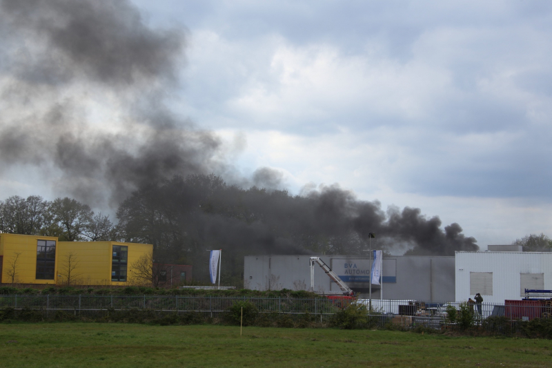 Veel rookontwikkeling bij zeer grote brand