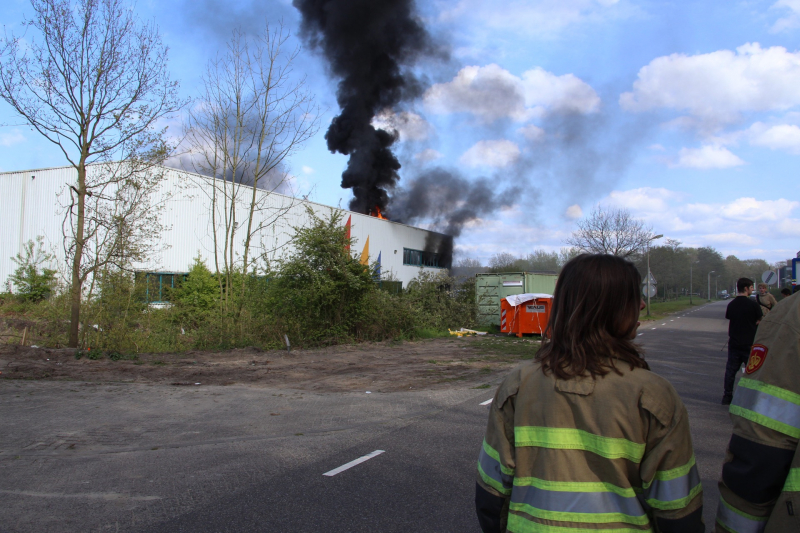 Veel rookontwikkeling bij zeer grote brand