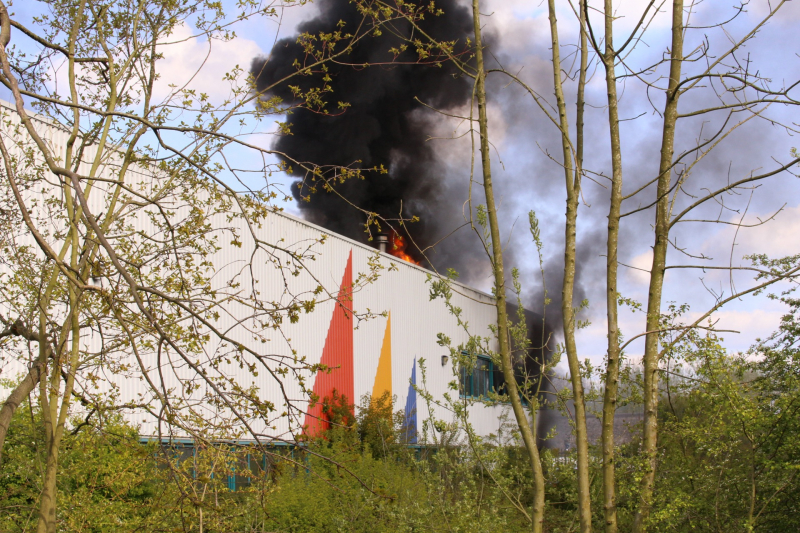 Veel rookontwikkeling bij zeer grote brand