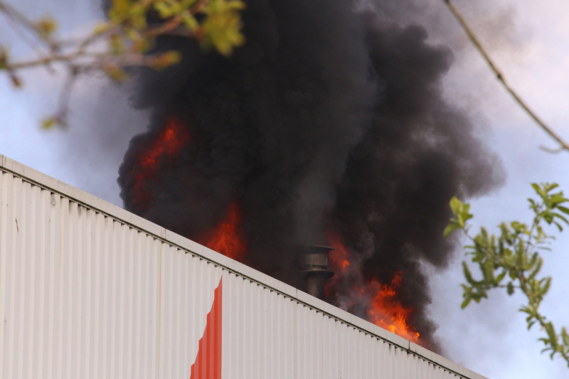 Veel rookontwikkeling bij zeer grote brand