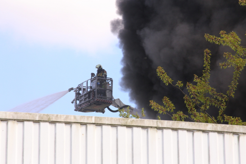 Veel rookontwikkeling bij zeer grote brand