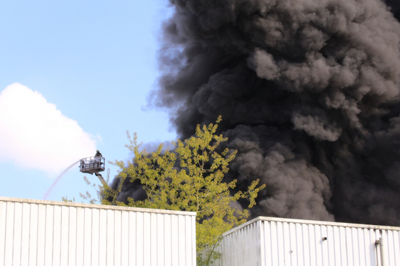 Veel rookontwikkeling bij zeer grote brand