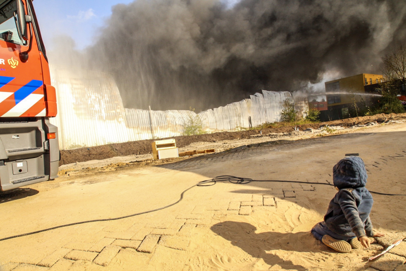 Veel rookontwikkeling bij zeer grote brand