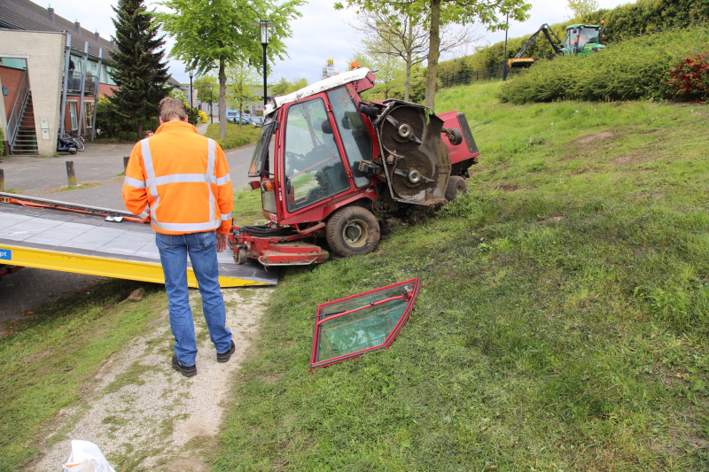 Grasmaaier kantelt tijdens maaien