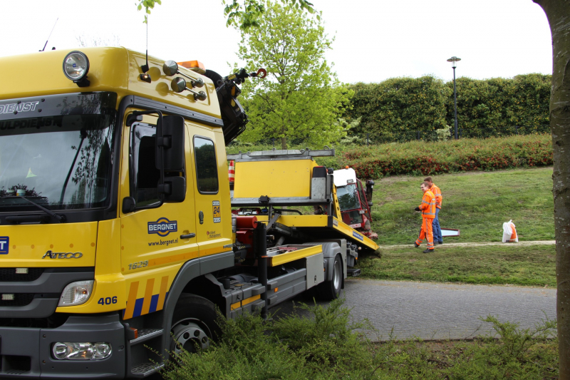 Grasmaaier kantelt tijdens maaien
