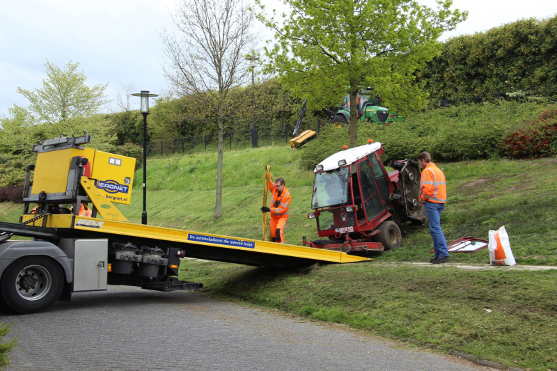 Grasmaaier kantelt tijdens maaien