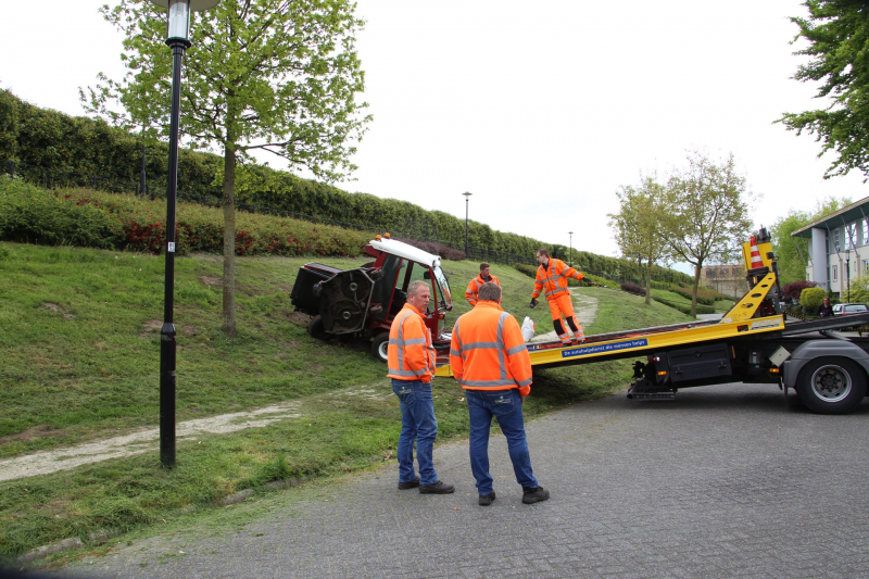 Grasmaaier kantelt tijdens maaien