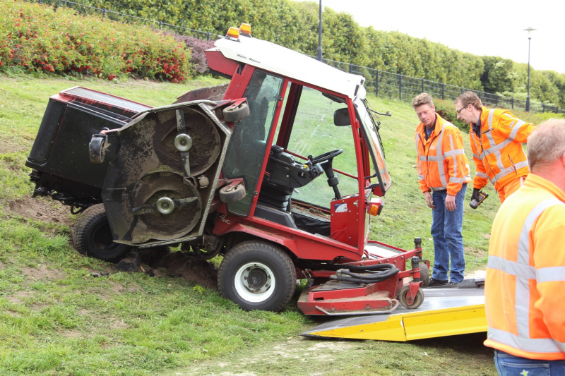 Grasmaaier kantelt tijdens maaien