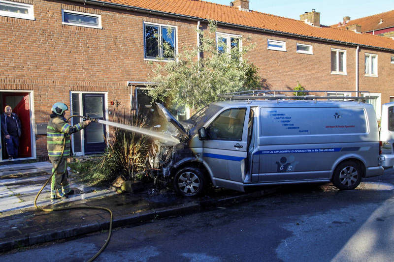 Bestelbus gaat in vlammen op