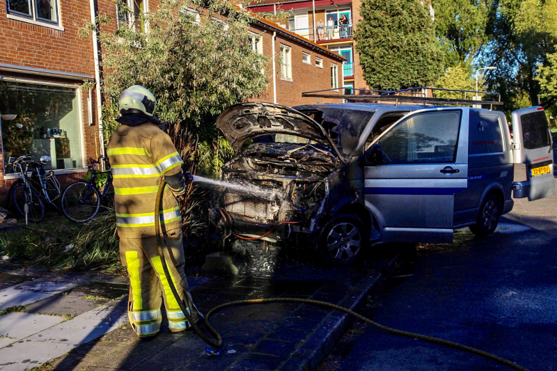 Bestelbus gaat in vlammen op