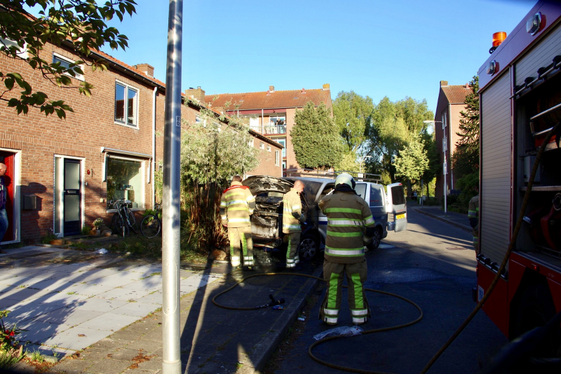 Bestelbus gaat in vlammen op
