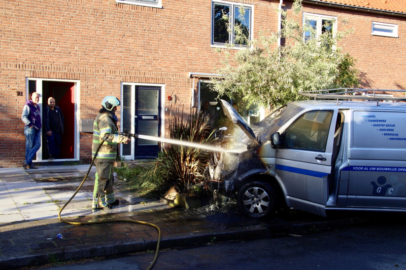 Bestelbus gaat in vlammen op