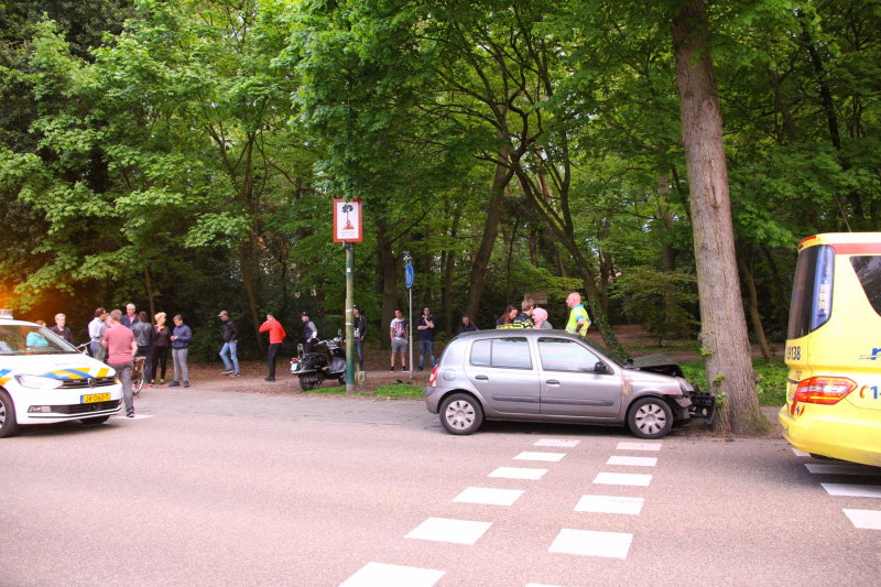 Auto botst frontaal op boom