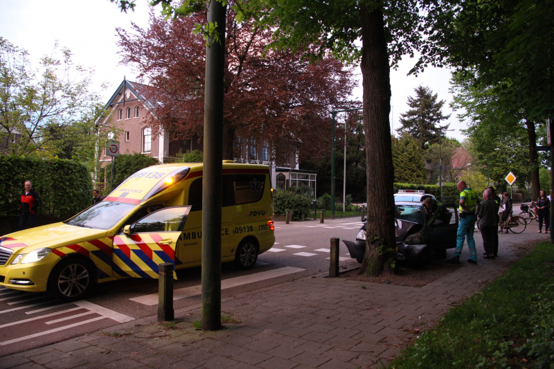 Auto botst frontaal op boom