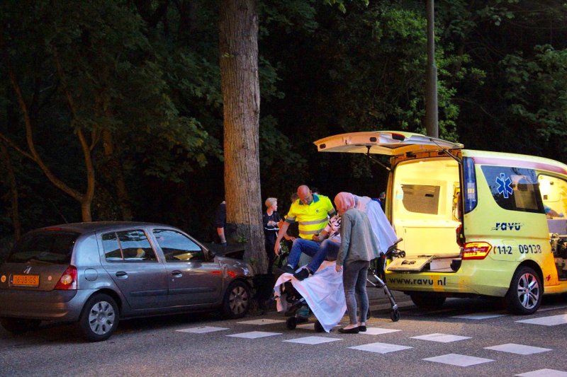 Auto botst frontaal op boom